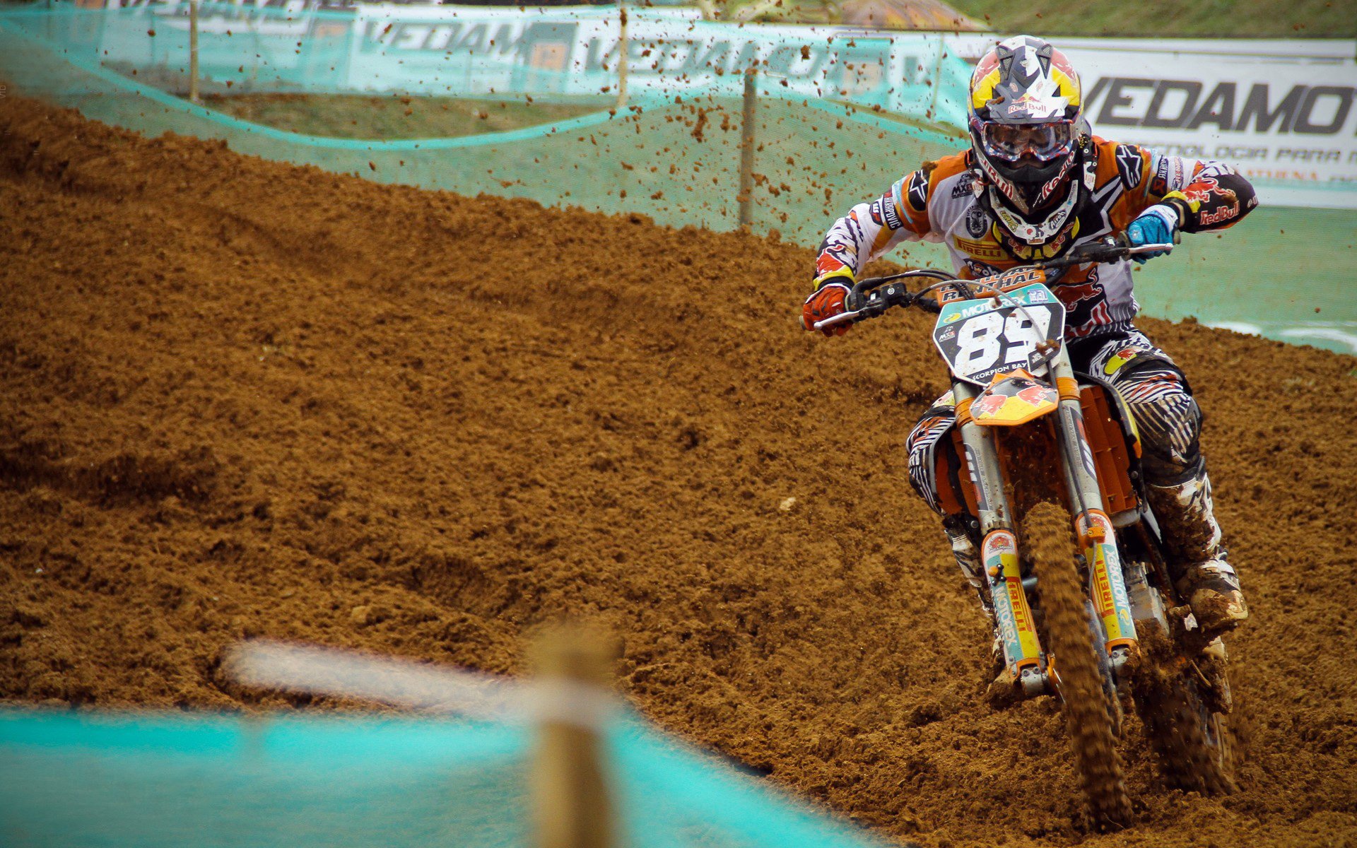 热议F1赛道更换引车队战略混乱,f1赛车换轮胎团队协作